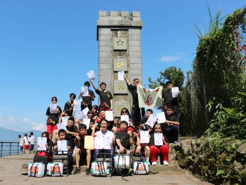 八里國中畢業生登硬漢嶺領證書 體驗揹水服務為山友奉茶 