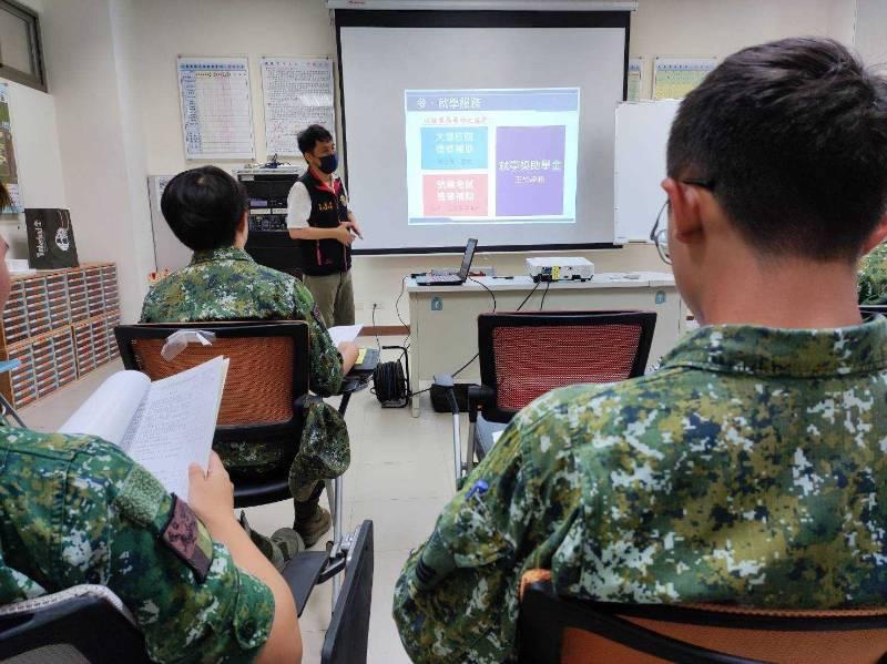 宜蘭榮服處前進營區 辦理屆退官兵權益說明