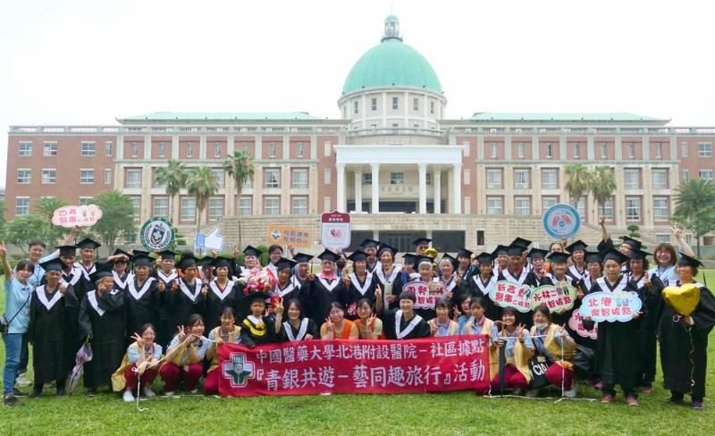 青銀共遊藝同趣旅行　關懷據點長輩體驗大學生活