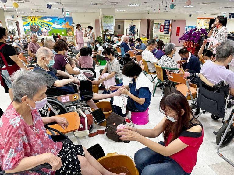 雲林榮家辦洗腳報親恩　送壽桃祝爸爸健康長壽