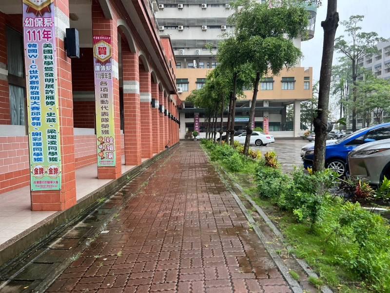 雨勢不穩  溫馨提醒反引網熱議  市府：基職責提醒市民外出安全