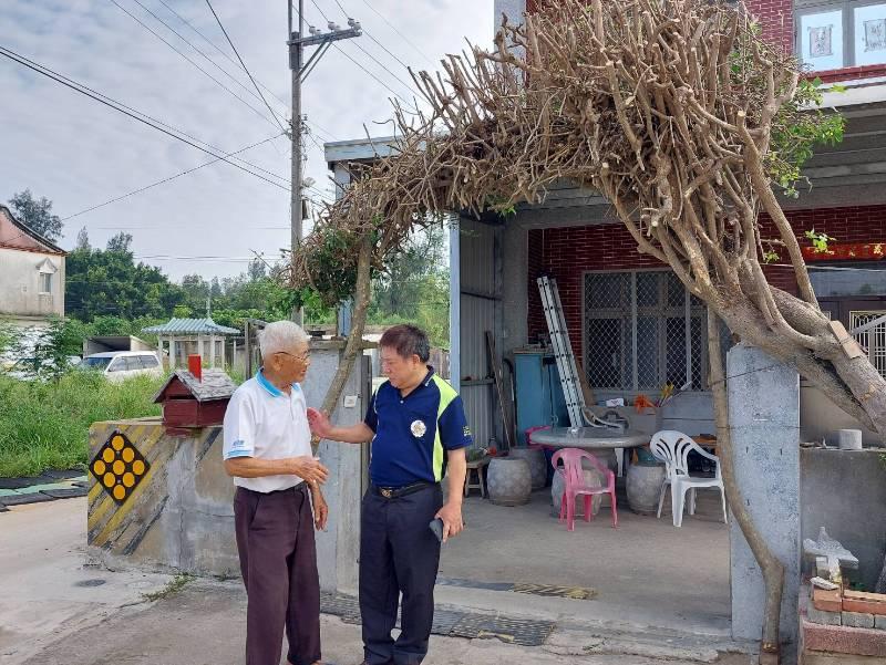 金門西村網紅景點遭杜蘇芮颱橫掃 榮服處訪視關心榮民水根伯