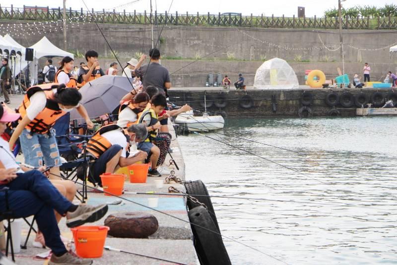 草里漁港打造大咬藝術牆網美打卡點 夏日體驗釣魚拍美照