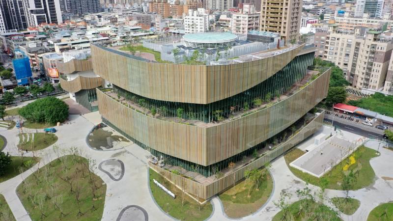 桃園市立圖書館新建總館、中壢殯葬服務中心　榮獲第31屆中華建築金石獎「首獎」肯定!