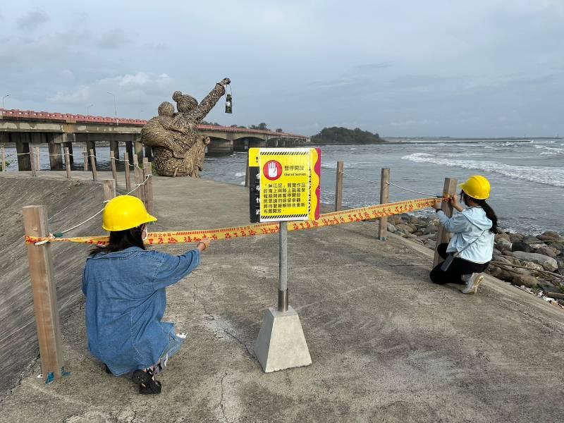 台江阿嬤手提油燈包裹避颱。民眾解讀不要再招颱風來。 文化局：想太多了