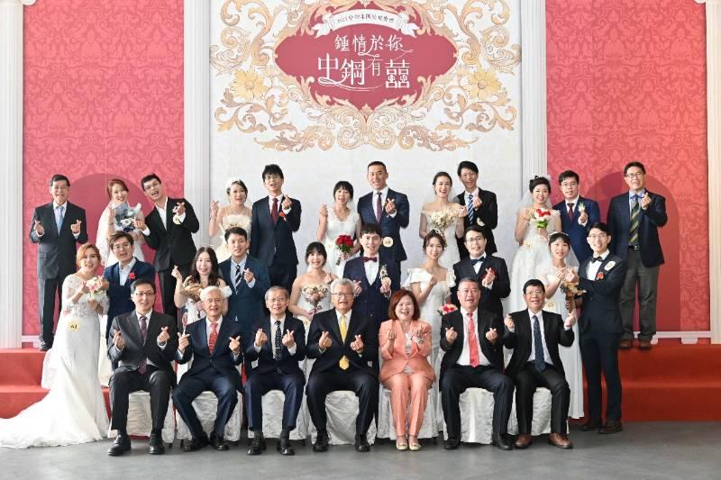 中鋼舉辦112年集團結婚典禮   董事長翁朝棟為67對新人們擔任證婚人