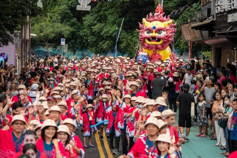 即時陣雨澆不熄熱情 「高雄迎火獅」湧進萬人觀賞夾道歡迎