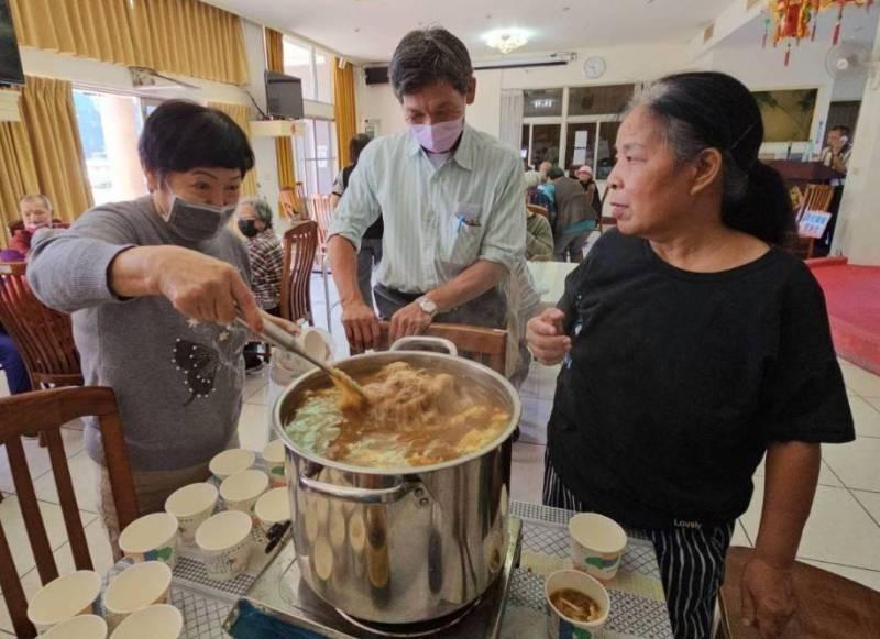 彰化榮家住民下廚煮美食 滿足味蕾豐富心靈