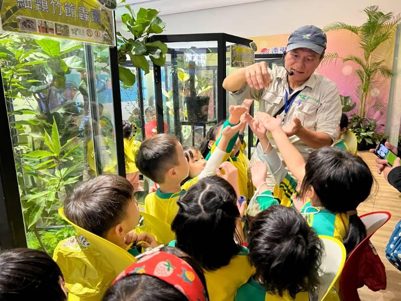 高雄大遠百攜手花蓮亞泥生態園區舉辦竹節蟲巡迴展