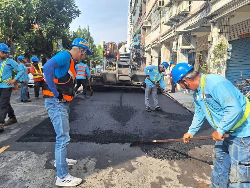 台電高雄區處協力承包商  緊急應對修復遼寧二街龜裂路面恢復正常交通