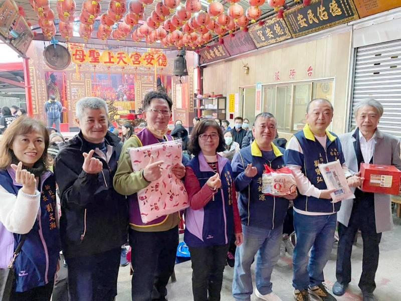 「鳯凰傳愛龍來德安」 暖心年菜和毛毯助 土城弱家過好年