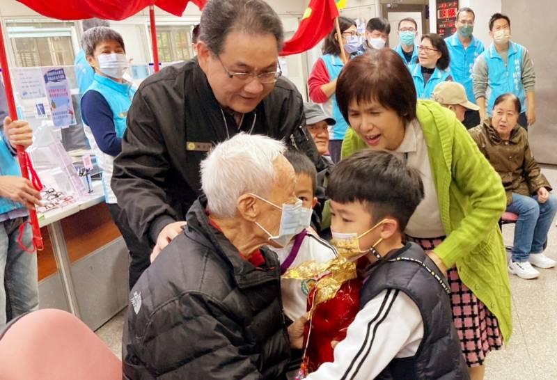 新竹榮服處x清大附小幼兒園　榮民長輩大手牽小手與萌娃老少共融歡喜迎新年趣