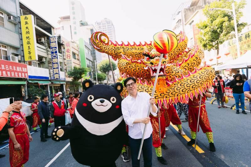 高雄過好年商圈活動起跑 陳其邁首發紅包、邀辦年貨