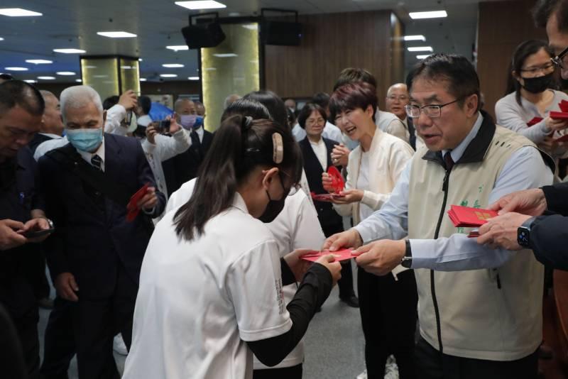 年初三南化寶光聖堂發春節紅包 黃偉哲祈求未來市政順利 國泰民安