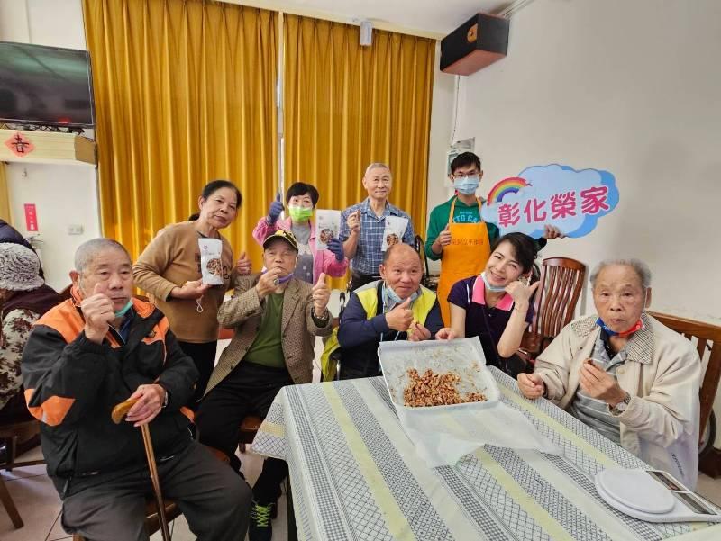 龍來作伙玩烘焙 彰化榮家住民體驗炒花生酥糖