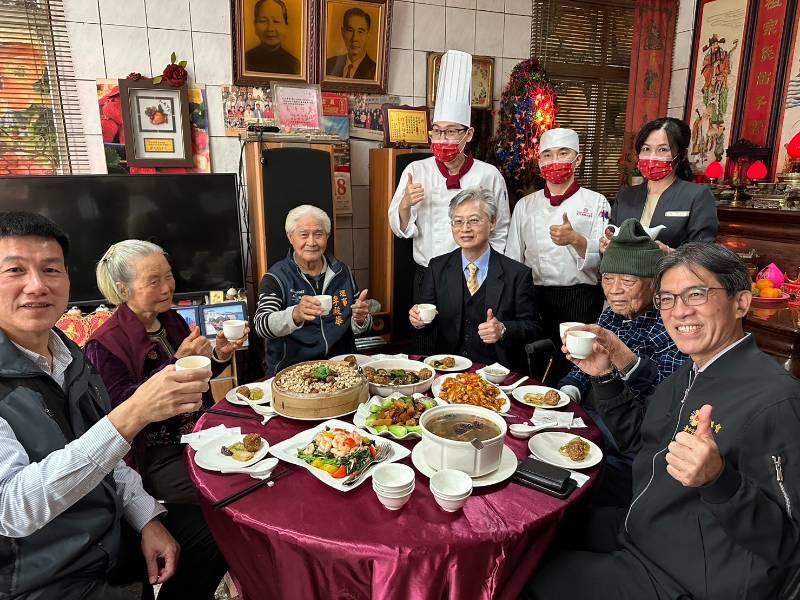 中榮副院長傅雲慶訪視獨居榮民   五星年菜親送到家傳遞溫馨  