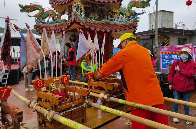 新北野柳新年祈求平安 神明淨港 「赴湯蹈火」迎龍年