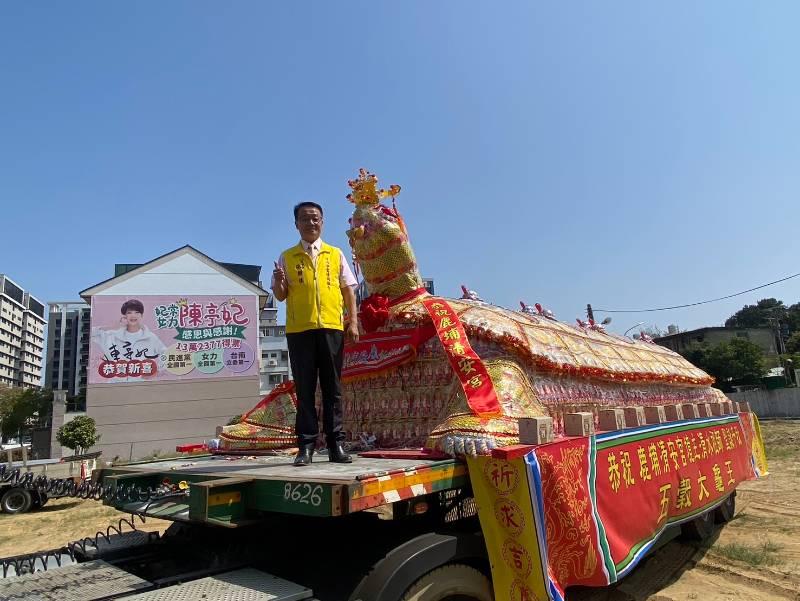  台南市雲林同鄉會理事長施朝桂春節期間擲筊博得高雄市田寮區清安宮重達20768斤的五穀大龜王