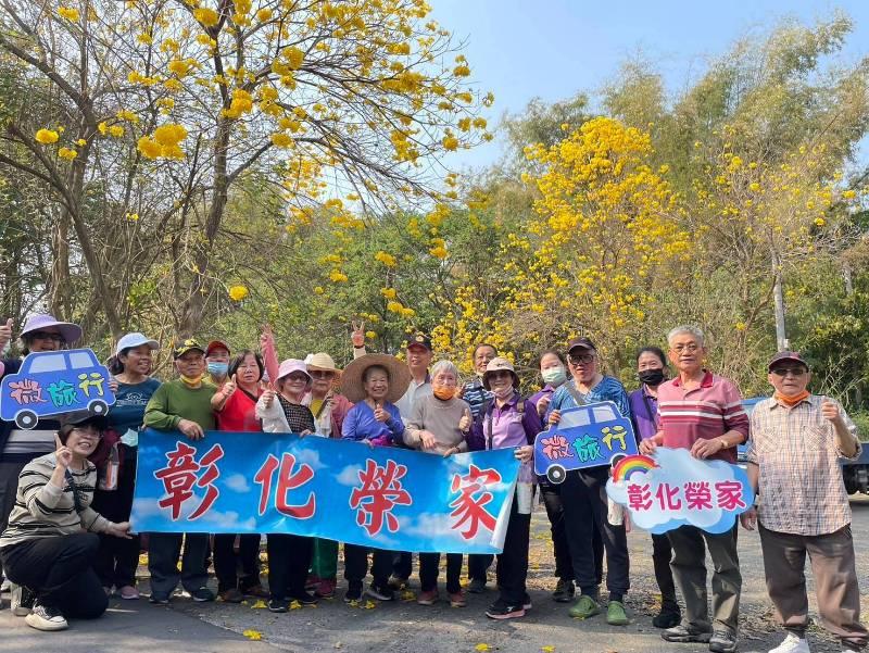 彰化榮家住民健走賞花趣 拍美照感受春意盎然