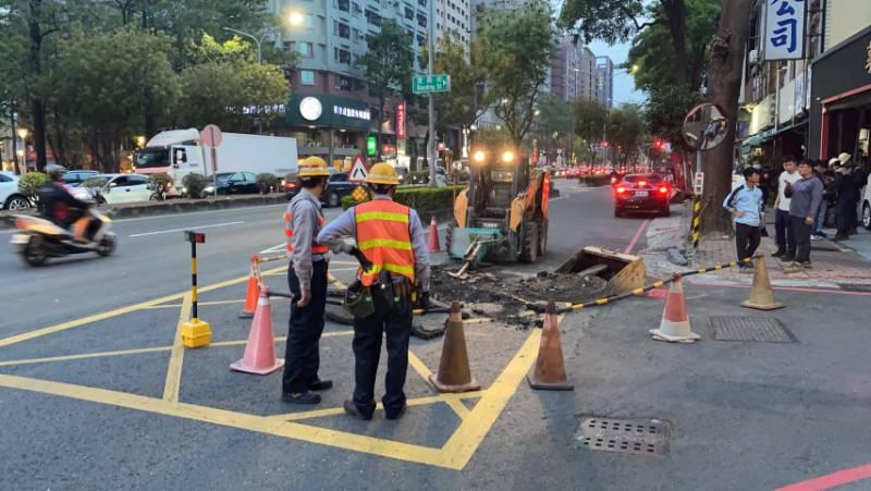 高雄路面龜裂導致地下電纜故障造成824戶停電   台電立即派員修復