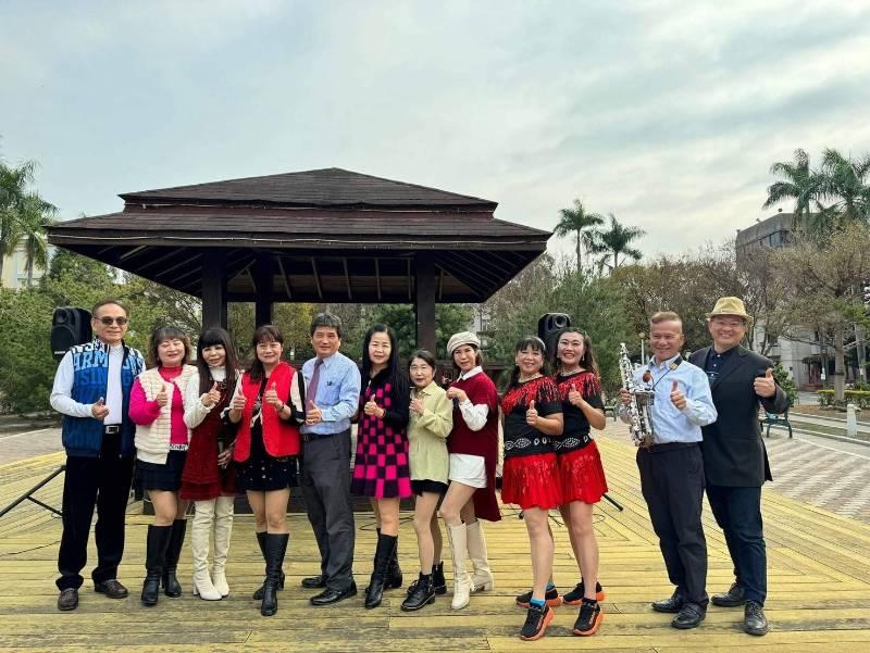 田中淑雲歌唱班歡樂歌聲 陪伴彰化榮家住民午後時光