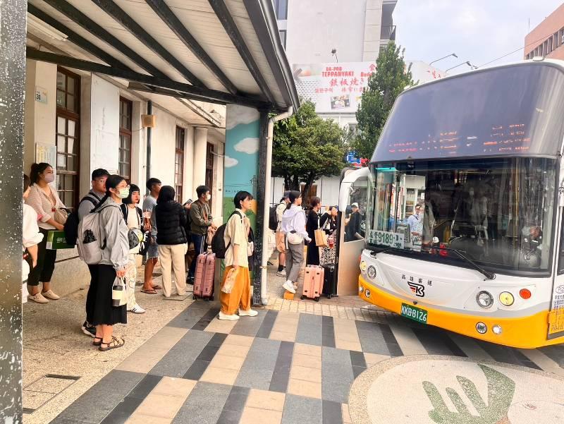 收假避塞車  搭客運輕鬆省荷包