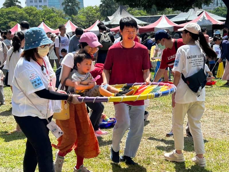 台中親子歡樂派對盛大登場　千人看劇闖關玩泡泡