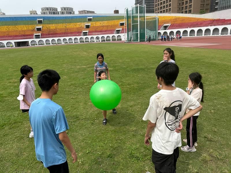 全明星運動會錢薇娟出席新北圓夢體驗營 鼓勵學子面對挑戰回饋社會