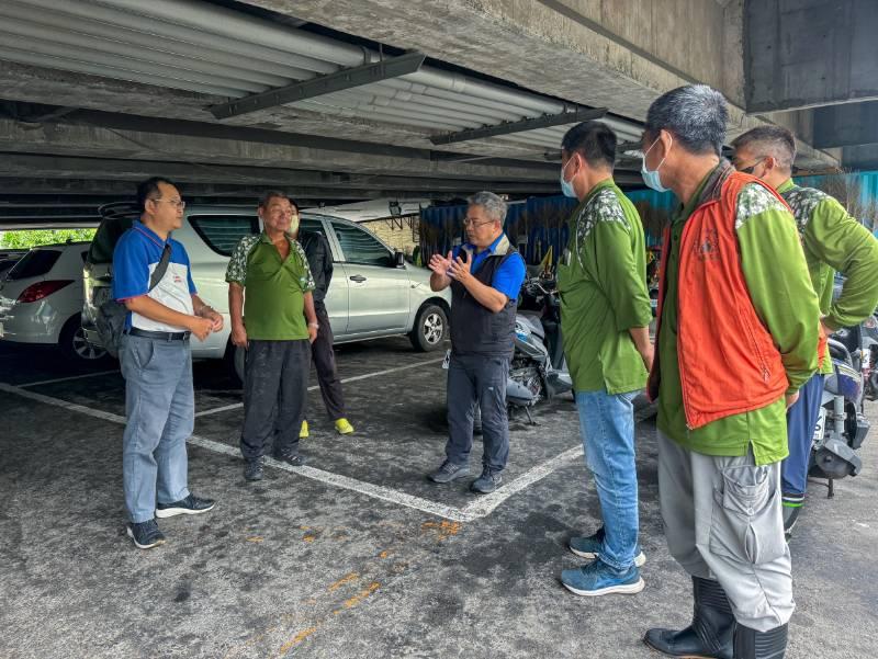 冒雨清理水溝　台南市環保局長許仁澤慰勞清潔隊員辛勞