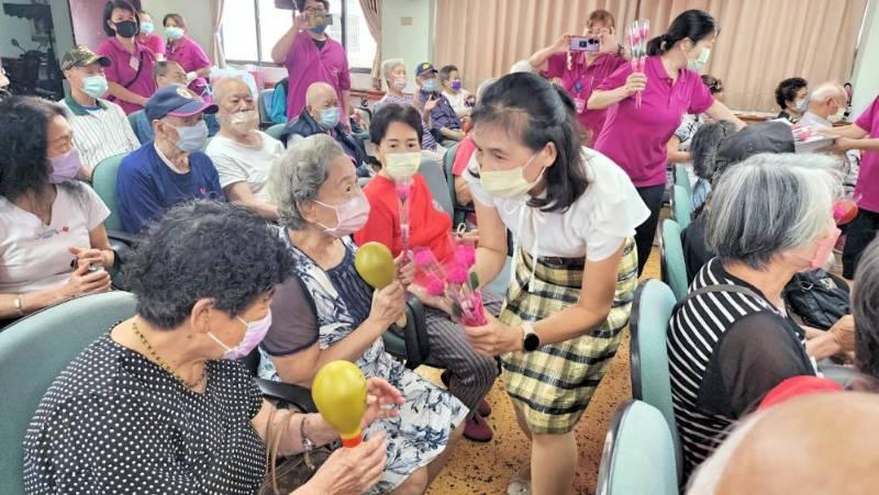 八德榮家x妮雅文化藝術團　精采歌舞表演獻花康乃馨祝福住民奶奶長輩並歡慶母親節