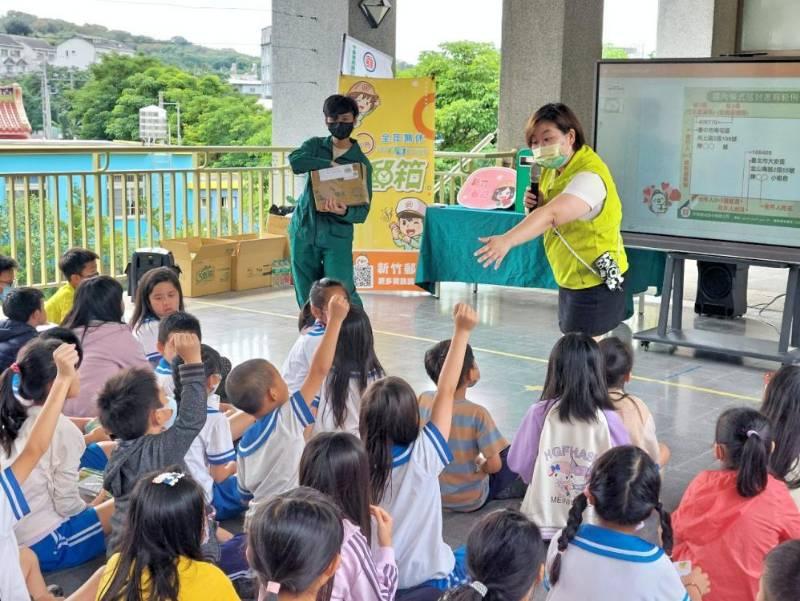 「郵愛媽咪」母親節書寫明信片　竹郵攜手青草湖國小傳遞幸福讓母親們收到滿滿祝福