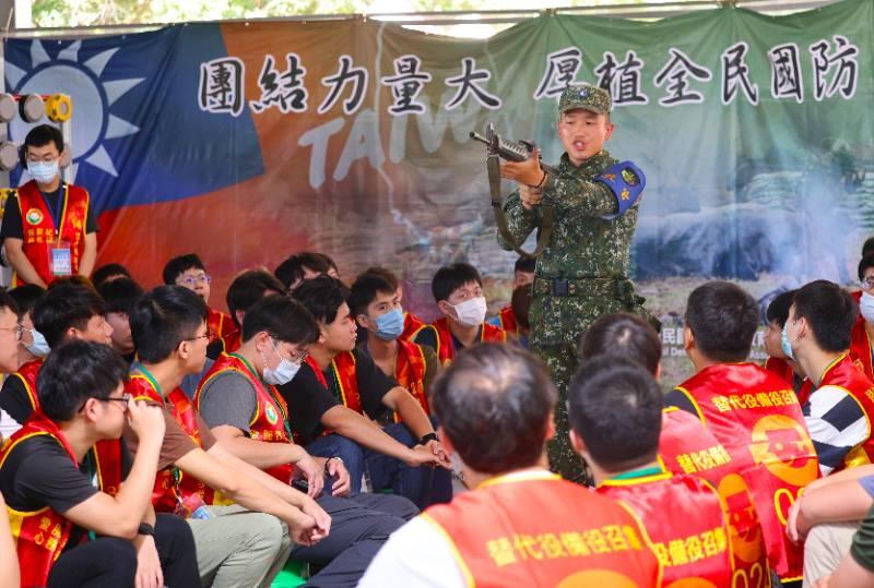 南市軍人服務站陪同市府致贈首梯替代役備役男射擊 慰勞金