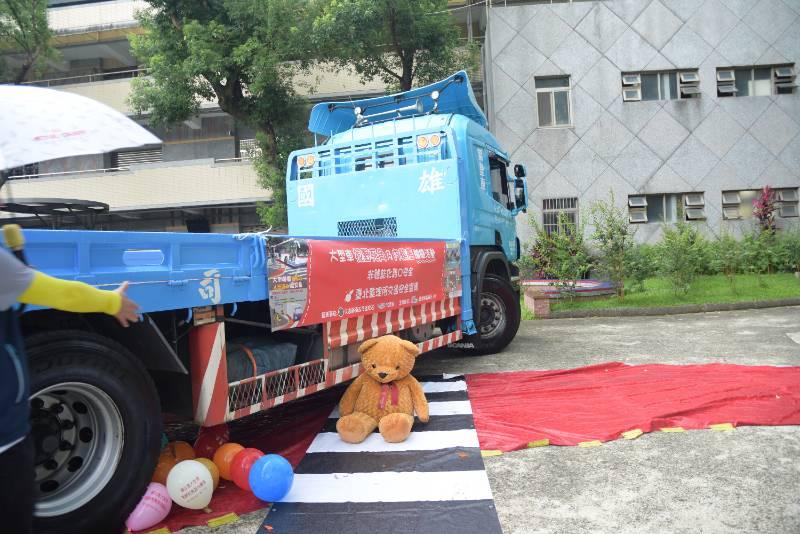 臺北區監理所攜手新北市貨運公會將大貨車開進新北校園，讓學生體驗有感交安