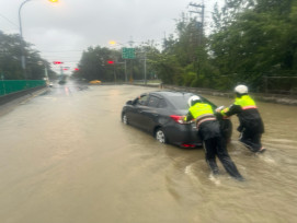 燕巢交流道嚴重積水  岡警即時救援成最美的畫面