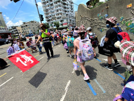 1,300名學生7分鐘放學「得來速」 中市導護老師交通祕笈大公開