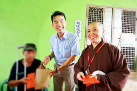 靈鷲山水陸法會擴大關懷街友結緣民眾　首辦88節義剪送愛贈關懷禮金