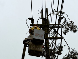 康芮造成竹縣市停電達11,200餘戶　截至下午6時台電持續搶修未復電3,438戶