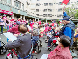 女青年隊聯誼會參訪八德榮家　暖心傳愛園遊會慰問住民長輩共融同樂趣