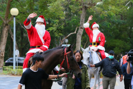 東海校園化身聖誕小鎮  萬人湧進重返疫前盛況 路思義外牆投影、校長騎馬送禮掀熱潮