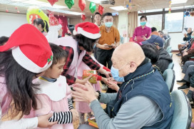 報佳音送暖八德榮家住民長輩　牧靈志工及幼兒園萌娃載歌載舞慶耶誕