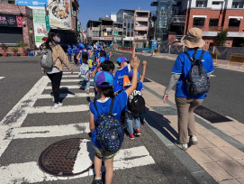 「高高舉起手，請你看見我」臺南市教育局推動學童「舉手過馬路」安全運動