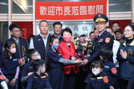 中市府兵分8路慰勉第一線執勤人員　盧秀燕贈小紅包  感謝守護市民過好年