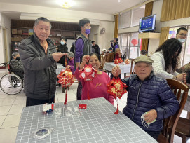 彰化榮家×埔里榮院迎新年 樂齡長者手作花燈喜洋洋