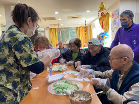 彰化榮家住民手包金元寶  歡唱同樂蛇舞迎小龍年 