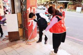 金蛇獻瑞除舊歲、蛇來運轉過好年　新竹郵局清淨家園掃街迎接乙巳新春