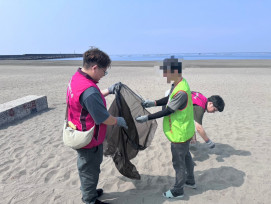 淨灘同行、拒毒同心—藥癮者擔任一日志工投入淨灘行動