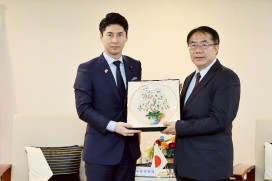 日本自民黨青年局長中曾根康隆拜會 黃偉哲致贈台南越光米見證跨時空台日情誼