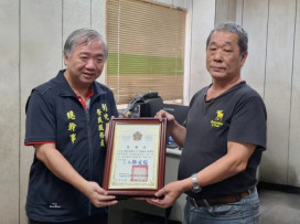 彰化榮服處感謝施賜東董座涓滴善款！關懷遺孤捐認養金