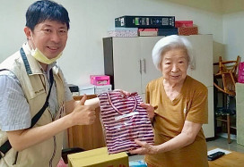 臺南榮服處感謝慶福基金會捐贈涼感衣 關懷榮民遺眷