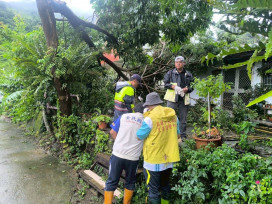 颱風過後 六龜警積極協助高中里災後重建家園